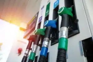 Pourquoi certaines stations-service affichent déjà des pompes vides : la réponse du gouvernement ne convainc pas tout le monde