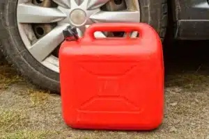 Faire des réserves d’essence : ce que la loi autorise vraiment en cas de pénurie