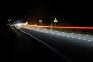 Pourquoi les voitures nous éblouissent de plus en plus sans que la loi ne change vraiment