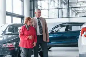 70 ans de mariage plus tard, ce couple de nonagénaires s’offre enfin la Porsche de leurs rêves