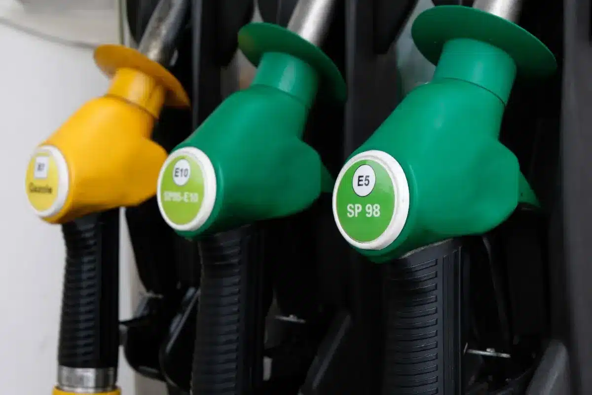 Trois ans après la promesse sur l’E85, les motards attendent toujours un vrai feu vert