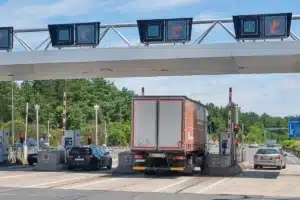 Ce pass télépéage est gratuit pendant 6 mois : des millions d'automobilistes l'utilisent déjà, et les autres paient encore plein tarif aux barrières