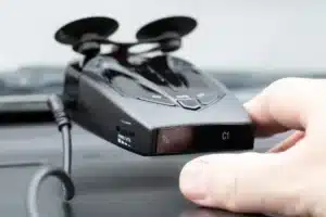 Je suis payé pour conduire une voiture-radar au quotidien : voici ce que je touche réellement chaque mois, et ce n'est pas ce que vous croyez