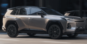 Découvrez pourquoi la voiture la plus vendue au monde en 2025 n’est ni électrique ni une Tesla, mais un SUV hybride qui séduit par son équilibre et sa polyvalence.