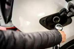 Mauvaise nouvelle pour les automobilistes européens : l'Allemagne bat tous les records de hausse des carburants, et la France pourrait suivre