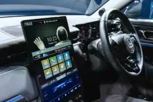 Beaucoup de conducteurs ne le réalisent pas, mais Android Auto cache un menu secret qui déverrouille des fonctions que Google ne mentionne nulle part