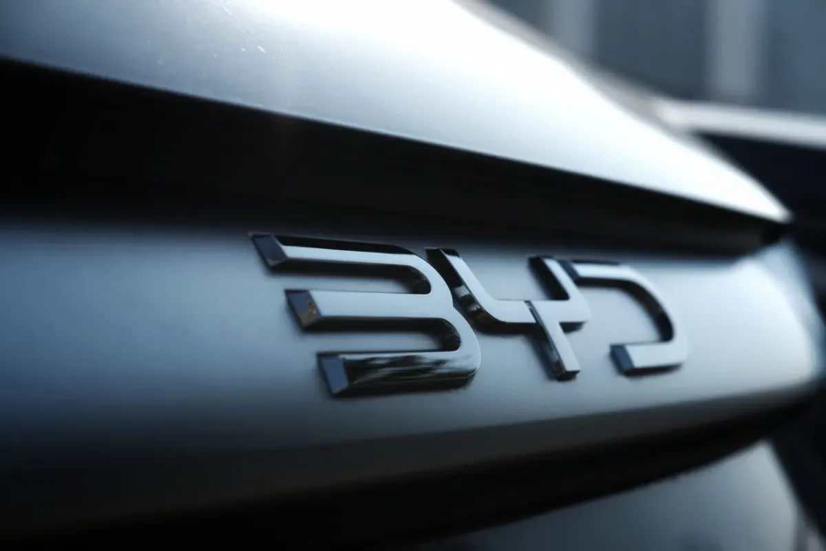 Oubliez Tesla comme rival des allemandes : BYD débarque en France avec Denza, sa marque premium qui cible directement les clients Mercedes