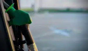 Mauvaise nouvelle pour les automobilistes : le pétrole repart à la hausse et les prix à la pompe pourraient remonter dès les prochaines semaines