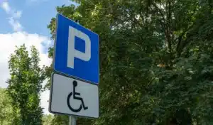 Fini les cartes de stationnement falsifiées : ce qui change concrètement avec la nouvelle carte mobilité inclusion