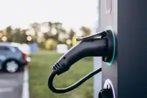 Borne de recharge à domicile : beaucoup de propriétaires oublient ce crédit d'impôt alors qu'il couvre jusqu'à 75 % de l'installation