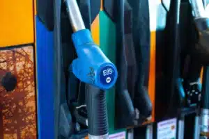 Pourquoi de plus en plus d'automobilistes roulent à l'E85 sans boîtier, et ce que la loi prévoit réellement comme sanctions