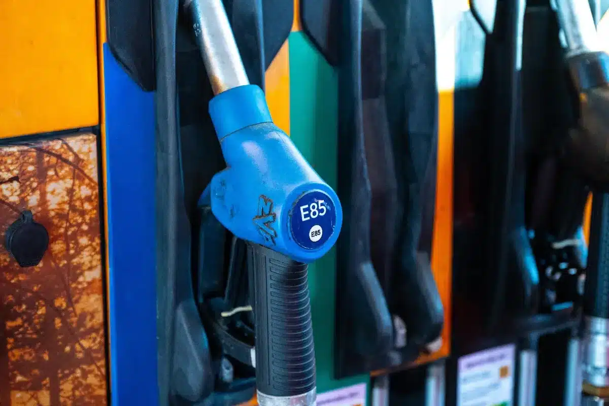 Pourquoi de plus en plus d'automobilistes roulent à l'E85 sans boîtier, et ce que la loi prévoit réellement comme sanctions