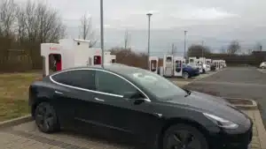 Pourquoi Elon Musk a dû réembaucher les 500 employés de l'équipe Supercharger qu'il venait de virer