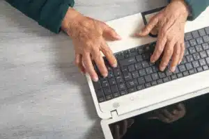 Une erreur d'immatriculation envoie une octogénaire au tribunal