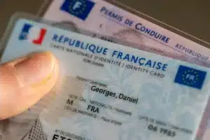 Oubliez la carte plastique dans le portefeuille : votre permis de conduire entre dans France Identité en moins de 2 minutes désormais
