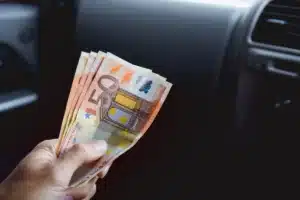 Pourquoi certains automobilistes roulent à cette vitesse précise sur autoroute : les ingénieurs confirment qu'elle fait économiser jusqu'à 120€ d'essence par an