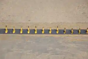 « Il a fallu changer les pneus » : à bout, un boulanger installe une herse anti-recul sur son parking et divise tout le village