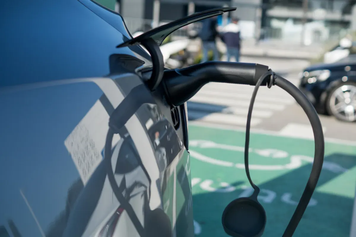 Bonne nouvelle : dès juillet, les Français qui gagnent moins de 2 200 € pourront louer une électrique à prix cassé grâce au leasing social