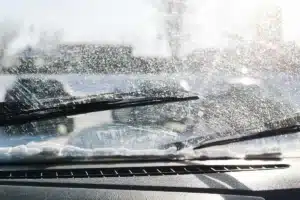 Oubliez les bidons qui coûte cher en station : cette recette maison nettoie votre pare-brise aussi bien