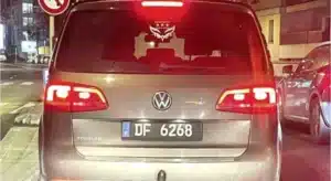 Vous avez sûrement croisé cette plaque noire avec les lettres "DF" sans savoir à qui elle appartient : on lève le mystère