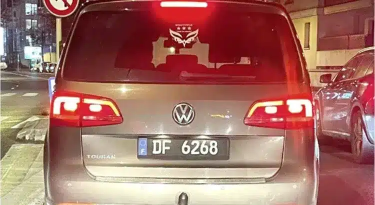 Vous avez sûrement croisé cette plaque noire avec les lettres "DF" sans savoir à qui elle appartient : on lève le mystère