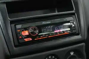 Mauvaise nouvelle pour les automobilistes : la FM s'arrête et votre autoradio pourrait devenir un objet inutile dès 2030