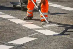 Pourquoi de nouvelles lignes oranges et blanches apparaissent sur les routes ?