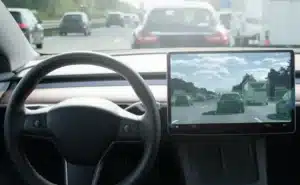 Mauvaise nouvelle pour les automobilistes européens : la conduite autonome Tesla arrive enfin, mais ce que personne ne vous dit change tout