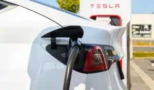 Fini les disputes aux bornes Tesla : une file d'attente virtuelle remplace la queue physique aux Superchargeurs