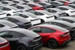 50 000 Tesla neuves s'entassent sur un parking géant et personne n'en veut : "le plus gros décalage entre production et ventes de l’histoire de la marque"