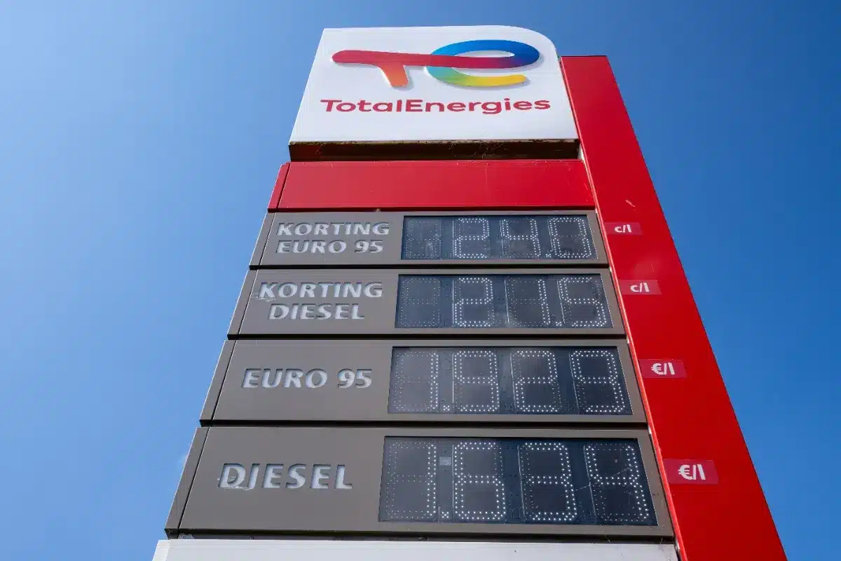 Pourquoi Total remplace discrètement le Diesel Excellium par le Diesel Premier, et ce que les mécaniciens conseillent de vérifier dès votre prochain plein
