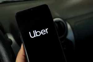 Pourquoi des milliers de chauffeurs Uber risquent de perdre leur emploi en 2025 alors que les premiers robotaxis arrivent