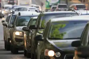 Fin des ZFE : votre vignette Crit'Air collée sur le pare-brise ne sert plus à rien, mais pouvez-vous vraiment l'enlever ?