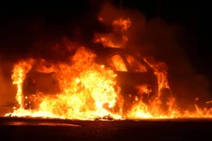 Pourquoi les pompiers redoutent davantage un feu de voiture électrique alors que les thermiques s'enflamment 20 fois plus souvent