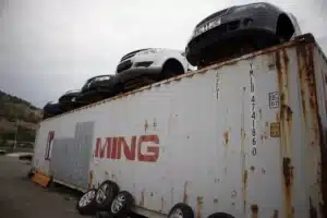 Des adjoints texans arrêtent deux semi-remorques sur l'autoroute : 470 000 $ de véhicules volés cachés à l'intérieur, cap sur le Honduras