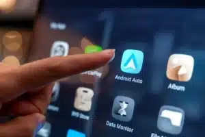 Pourquoi des millions d'automobilistes pestaient contre Android Auto depuis 10 ans : Google vient enfin de corriger ce bug