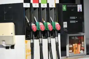 La gendarmerie alerte sur l'arnaque à la boulette de papier dans les stations-service : votre réservoir est visé et vous ne voyez rien
