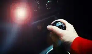 Beaucoup de conducteurs roulent depuis des années sans savoir ce que le « D » sur leur levier de vitesses manuel signifie vraiment