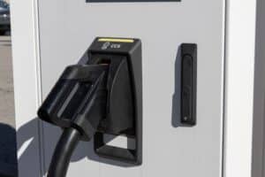 Bornes en panne et prix flous : la galère des conducteurs de voitures électriques