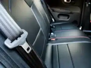 Ce petit bouton oublié sur votre ceinture de sécurité a un rôle que 90% des conducteurs ignorent