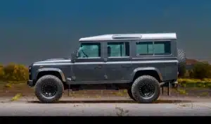 Il achète 240 Land Rover Defender à 26 200 € pièce et les revend 171 700 € : les concessionnaires n'en reviennent pas