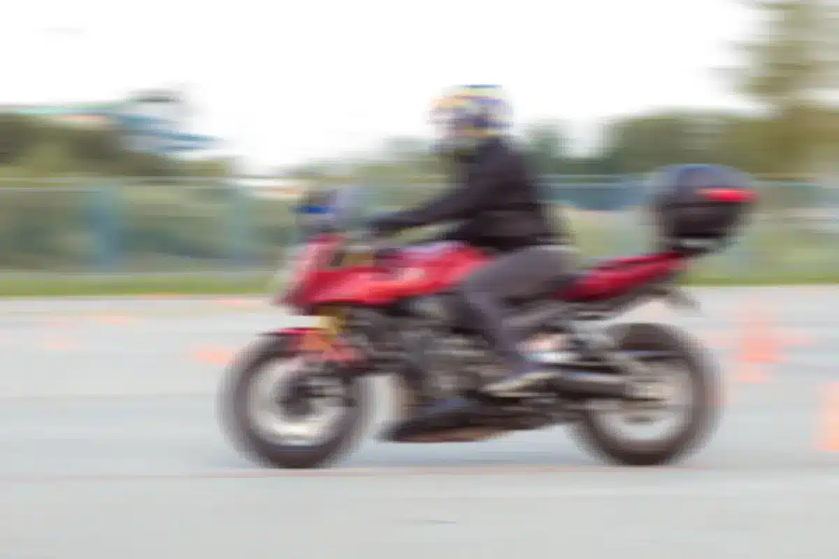 Pourquoi certains motards ouvrent et ferment le poing en vous croisant : ce geste discret peut vous éviter une amende salée
