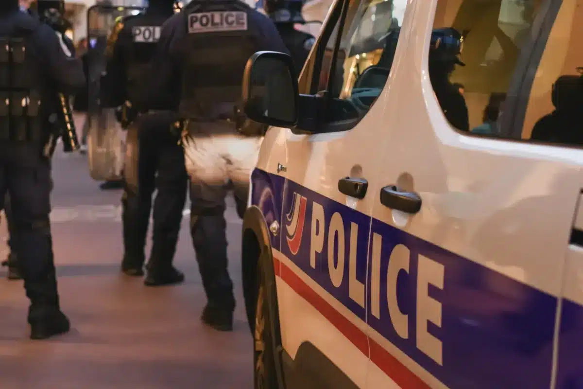 Arrêté à 103 km/h au lieu de 50, cet automobiliste cachait bien pire : zéro point sur le permis et un taux d'alcool qui a stupéfait les gendarmes