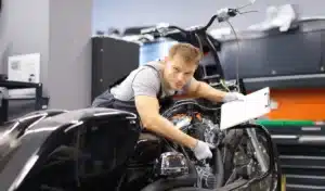 Mauvaise nouvelle pour les motards : le Parlement européen avance vers un contrôle technique obligatoire « sans alternative possible »