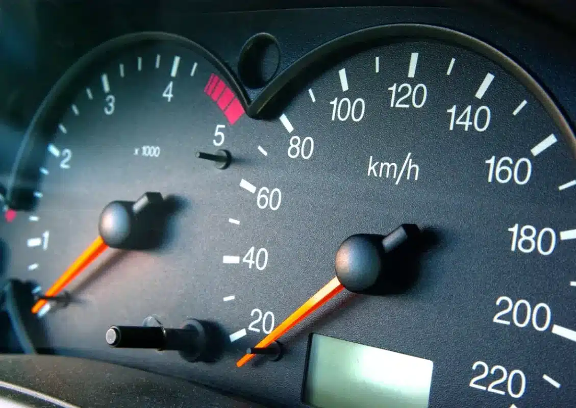 Pourquoi de plus en plus d'automobilistes roulent à cette vitesse précise sur autoroute : 15% de carburant économisé, les mécaniciens confirment