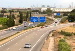 Fini les radars fixes en Espagne : cette autoroute teste une IA qui calcule votre vitesse moyenne sur des dizaines de kilomètres sans aucun panneau d'avertissement