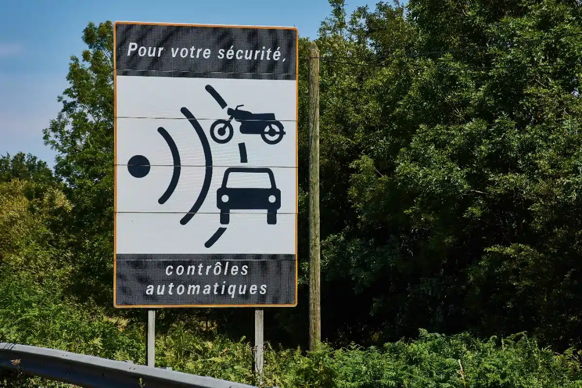 Mauvaise nouvelle pour les automobilistes : les marges d'erreur des radars ont changé en 2026, et le vrai chiffre n'est pas celui que vous croyez