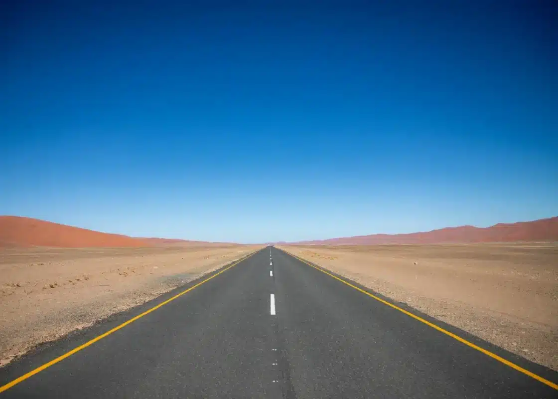 Cette route australienne est si droite que les conducteurs s'endorment au volant : 240 km sans un seul virage