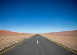 Cette route australienne est si droite que les conducteurs s'endorment au volant : 240 km sans un seul virage