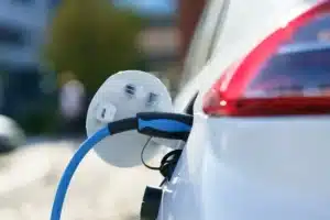Deux voitures électriques prennent feu en pleine recharge : les pompiers alertent sur un modèle que des milliers de Français possèdent